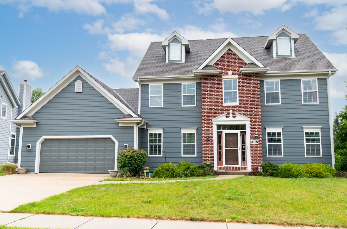 Property Photo:  308 Bobolink Ave  WI 53024 