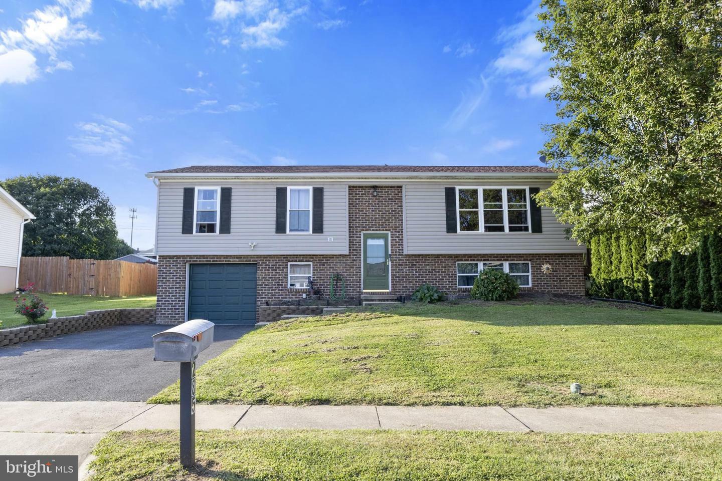 Property Photo:  285 E Beaver Street  PA 17406 