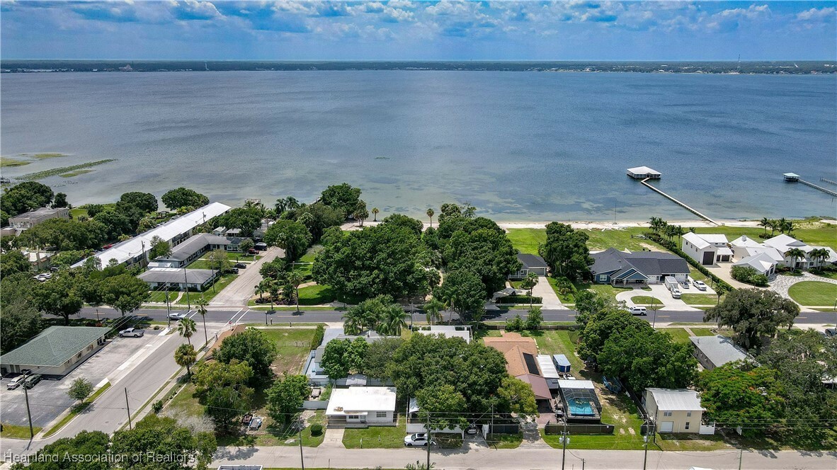 Property Photo:  2220 Lakeview Drive  FL 33870 