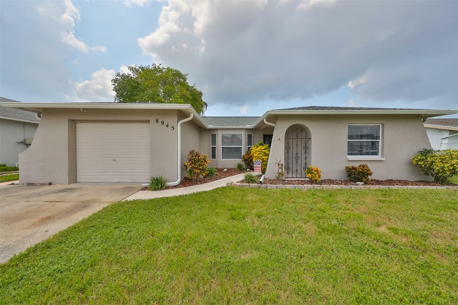 Property Photo:  8945 Glen Moor Lane  FL 34668 