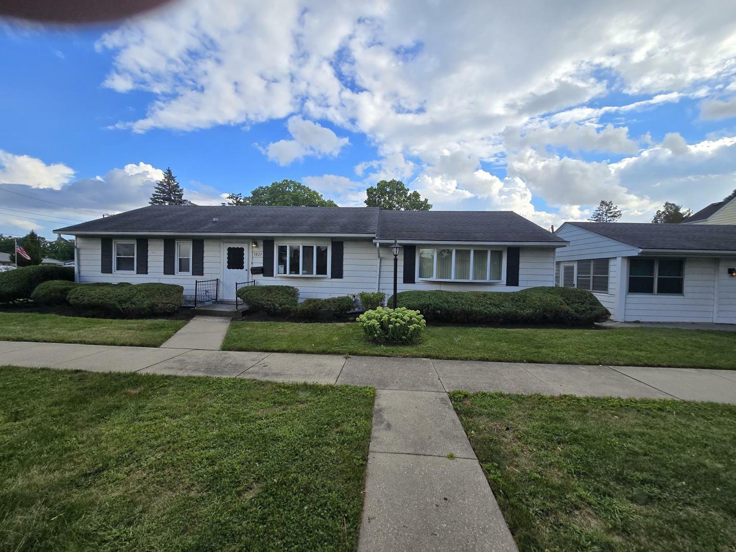 Property Photo:  1825 E Forest Avenue  IL 60018 