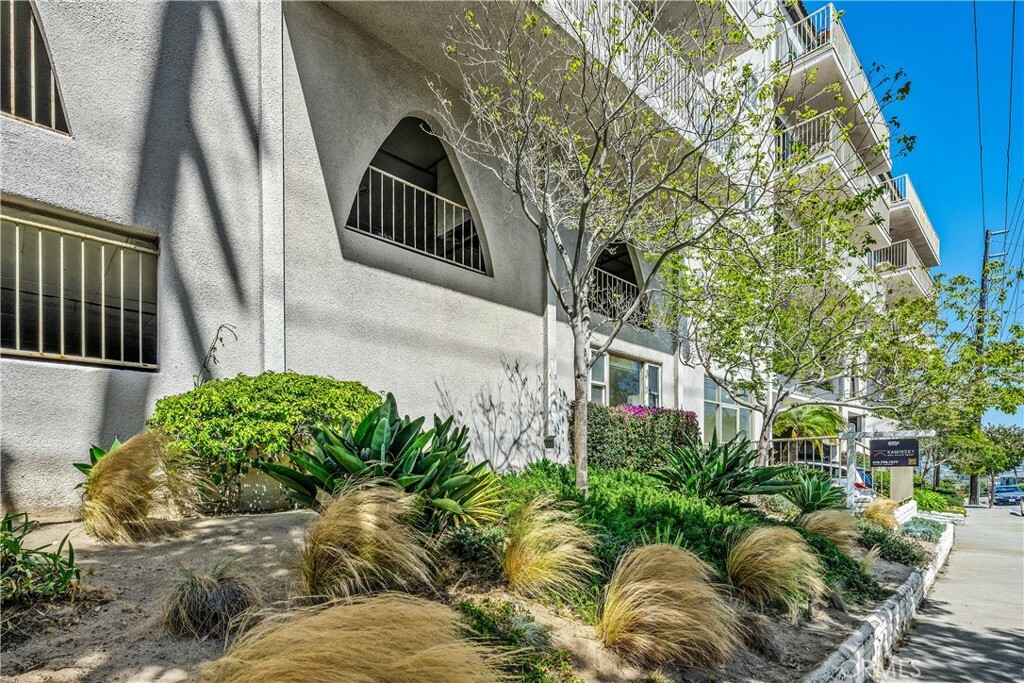 Property Photo:  1108 Camino Real 502  CA 90277 