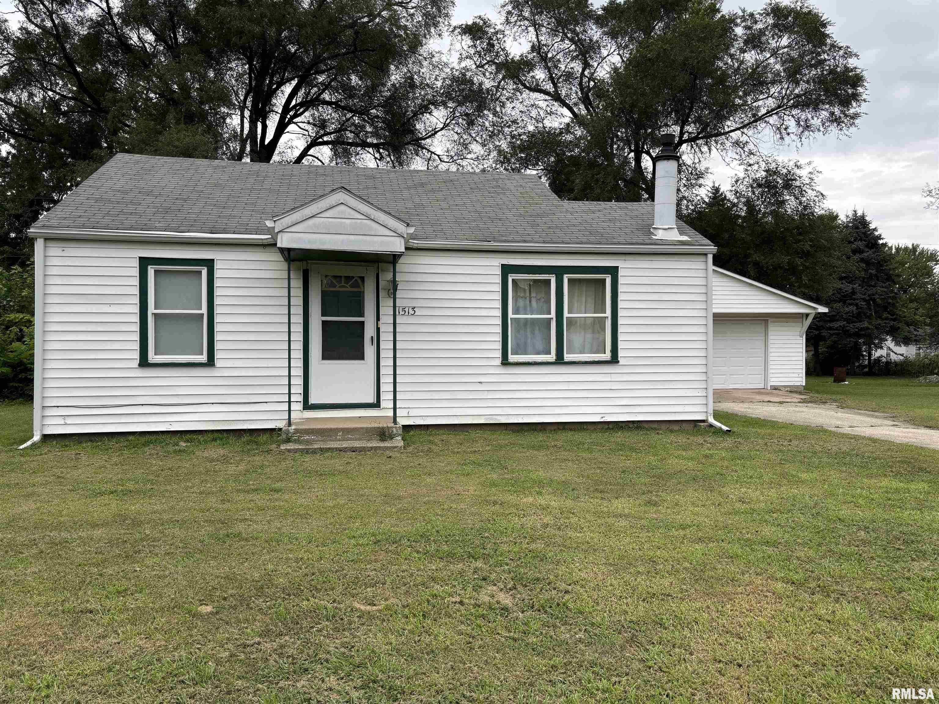 Property Photo: 1513 E Fairview Street IL 61615