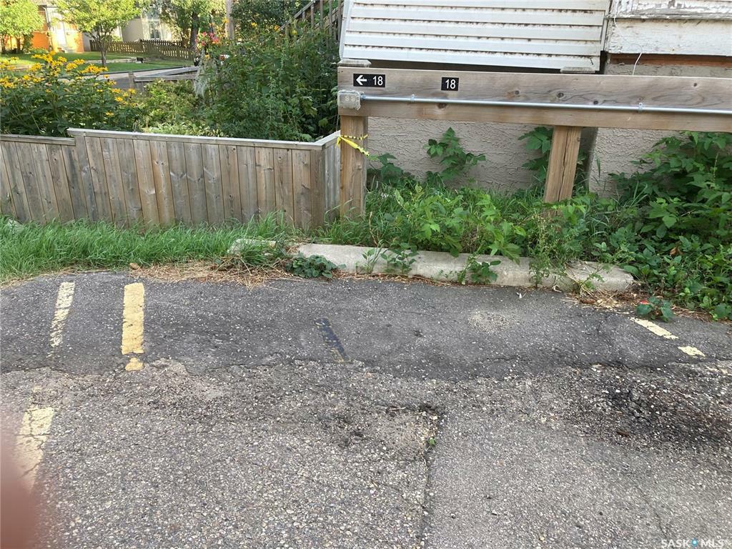 Property Photo:  833 B Avenue N 18  SK S7L 1E6 