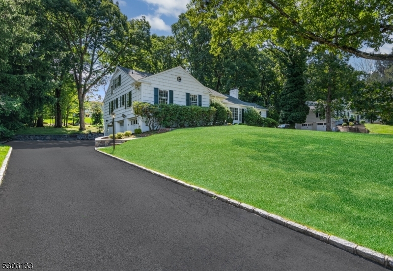 Property Photo:  21 Windsor Pl  NJ 07021 