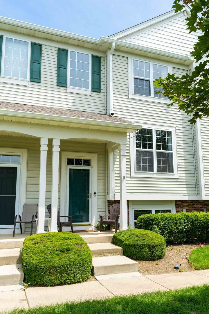 Property Photo: 408 Terra Springs Circle IL 60020
