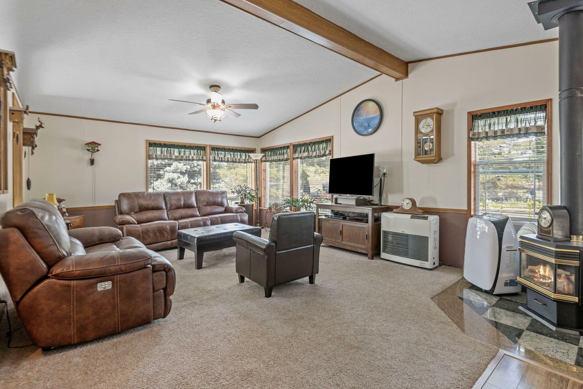 Property Photo: 52711 Meadow Lane OR 97739
