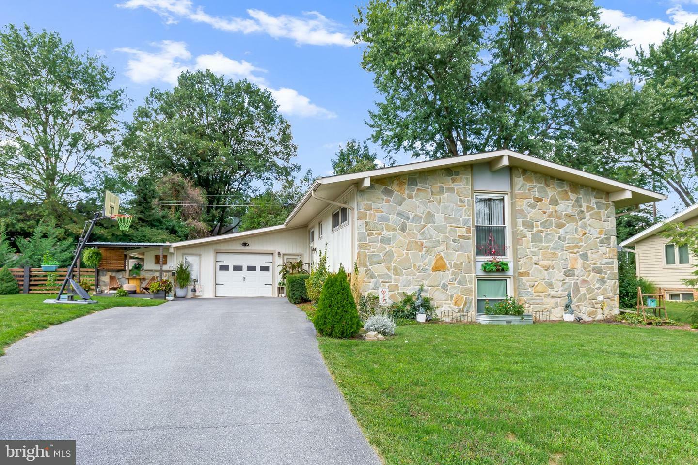 Property Photo:  221 Bluff View Drive  PA 17601 