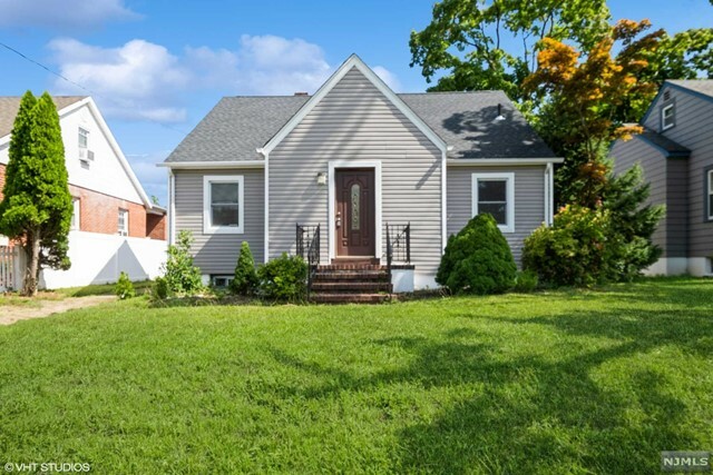 Property Photo:  152 Washington Avenue  NJ 07675 