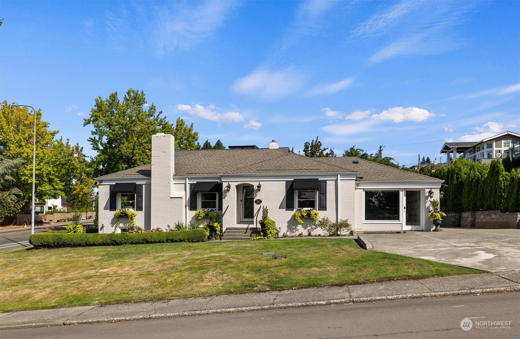 Property Photo:  906 Market Street  WA 98033 