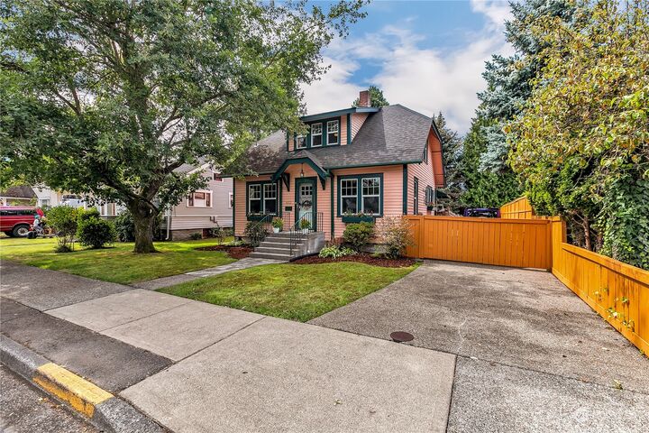 Property Photo:  412  5th Street NE  WA 98372 