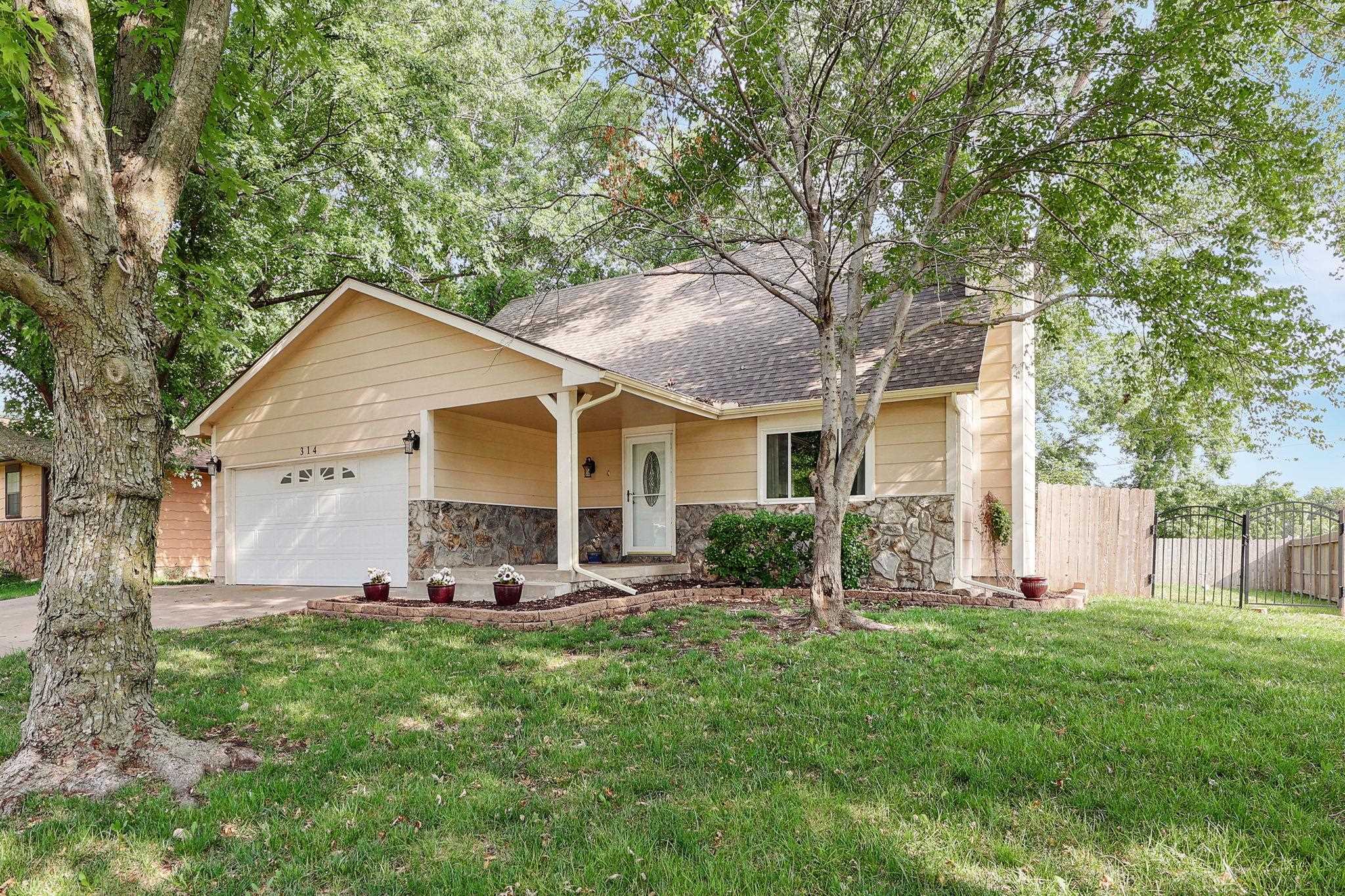 Property Photo:  314 E Fox Brier Rd  KS 67133 