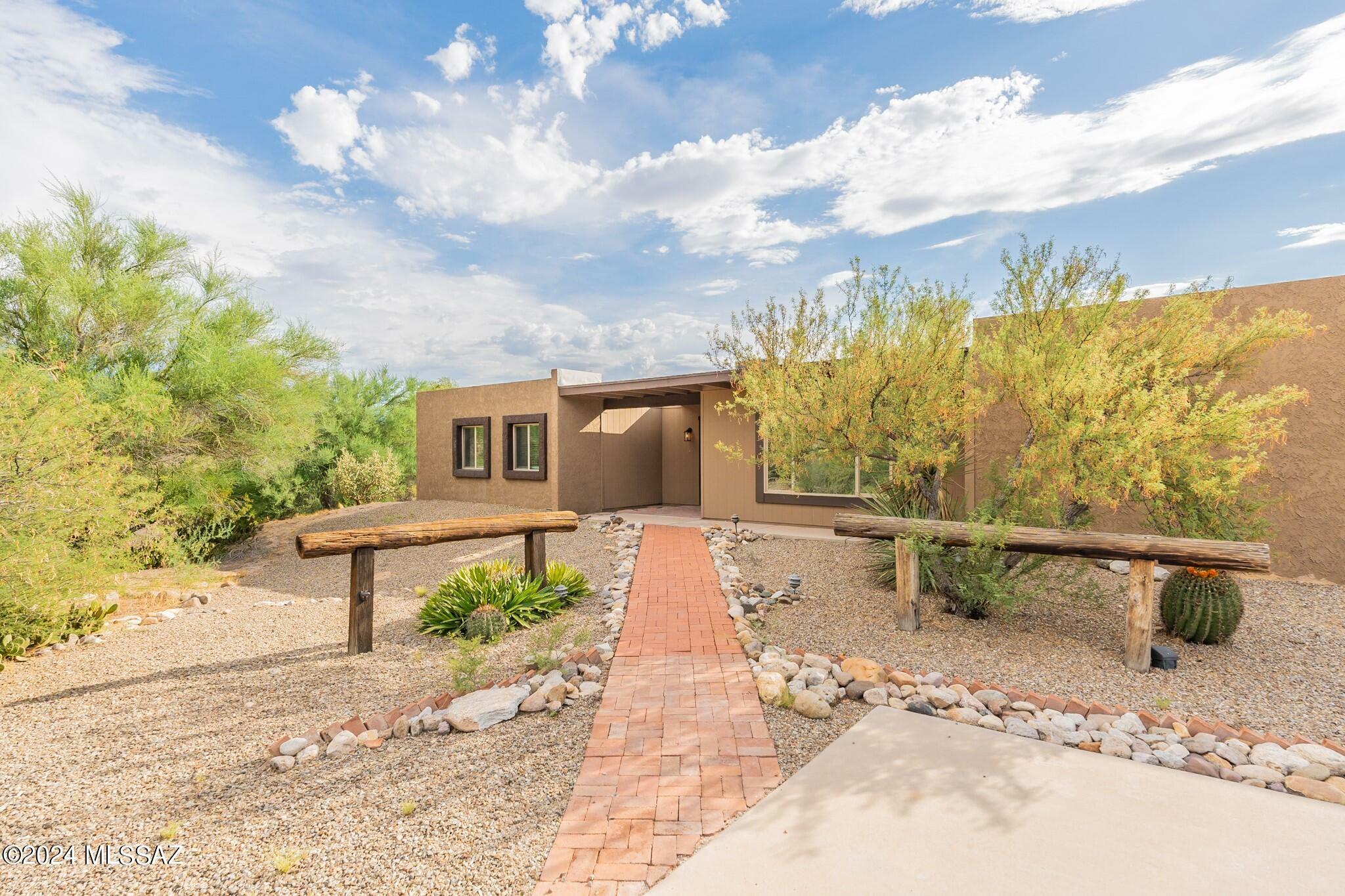 Property Photo:  1831 W Placita Del Coyote  AZ 85704 