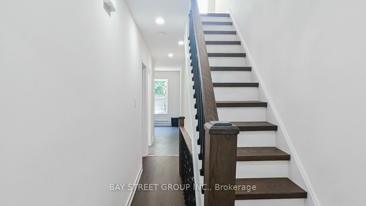 Property Photo:  859 1/2 Bathurst St Upper  ON M5R 3G2 