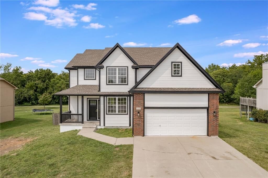 Property Photo: 818 S Foxridge Drive MO 64083