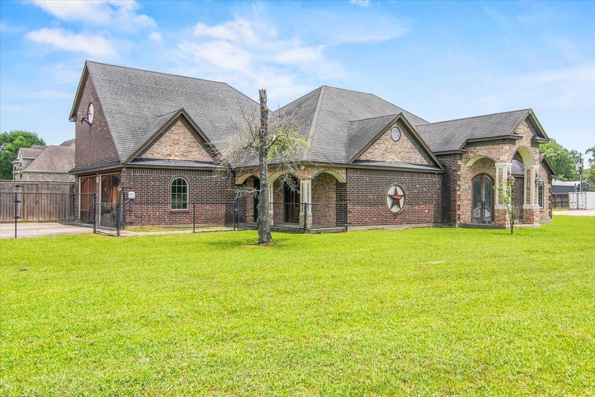 Property Photo:  605 N Lakeside  TX 77662 