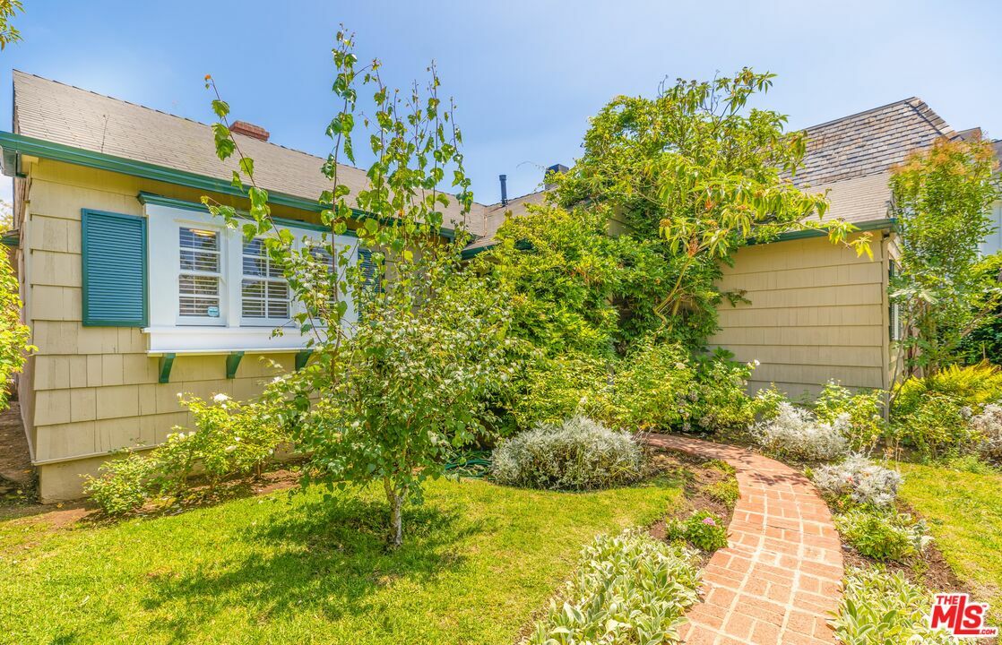 Property Photo:  322  S Carmelina Ave  CA 90049 