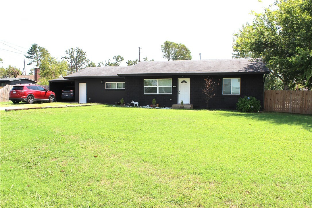 Property Photo:  1304 W Pecan Street  AR 72758 