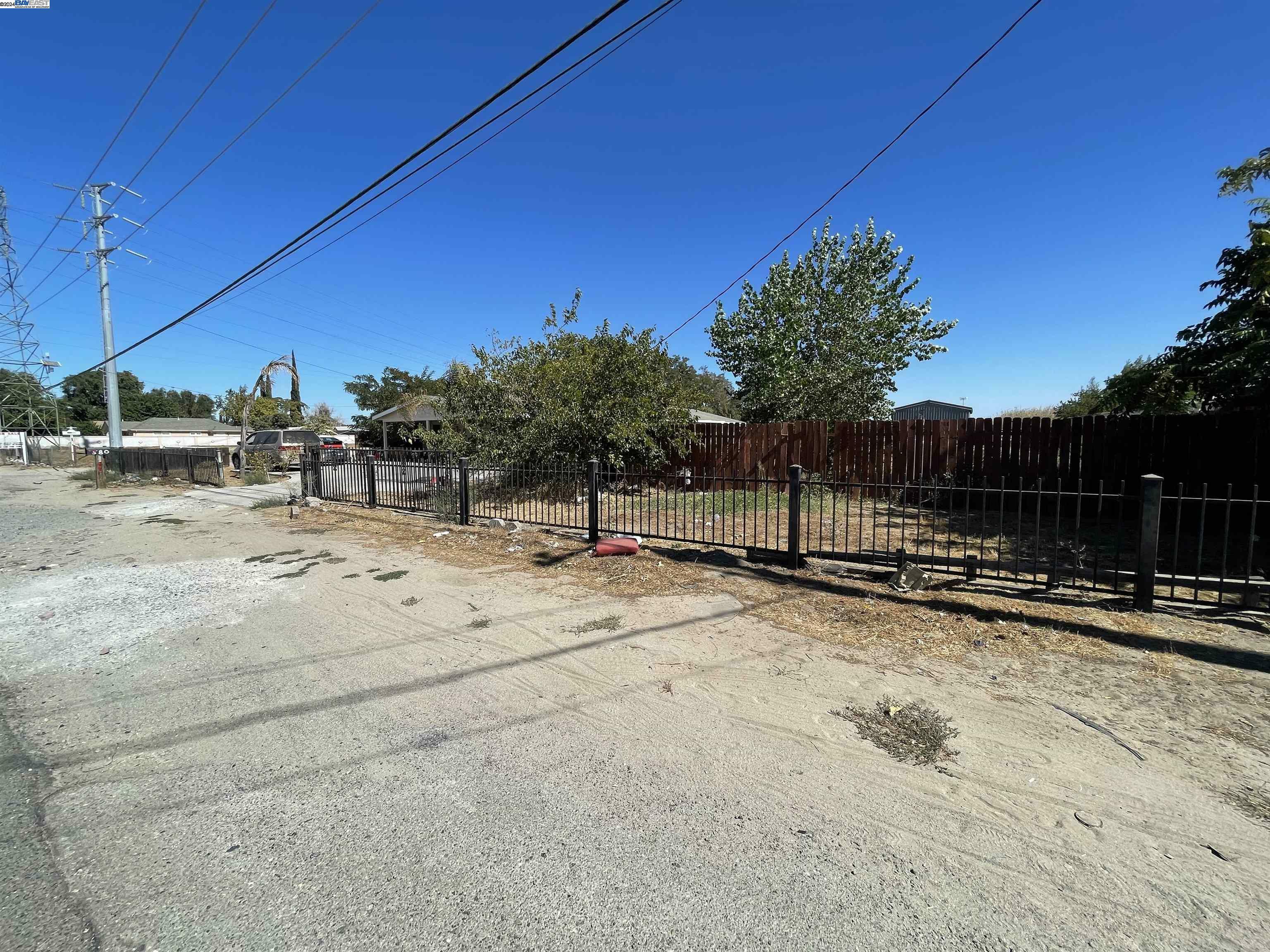 Property Photo:  580 S Airport Way  CA 95337 