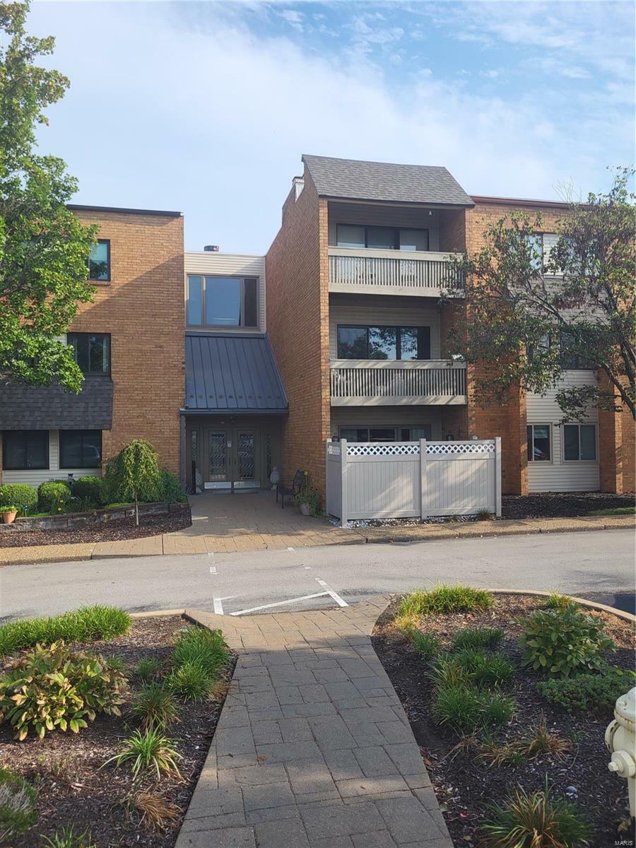 Property Photo: 950 E Rue De La Banque E 217 MO 63141