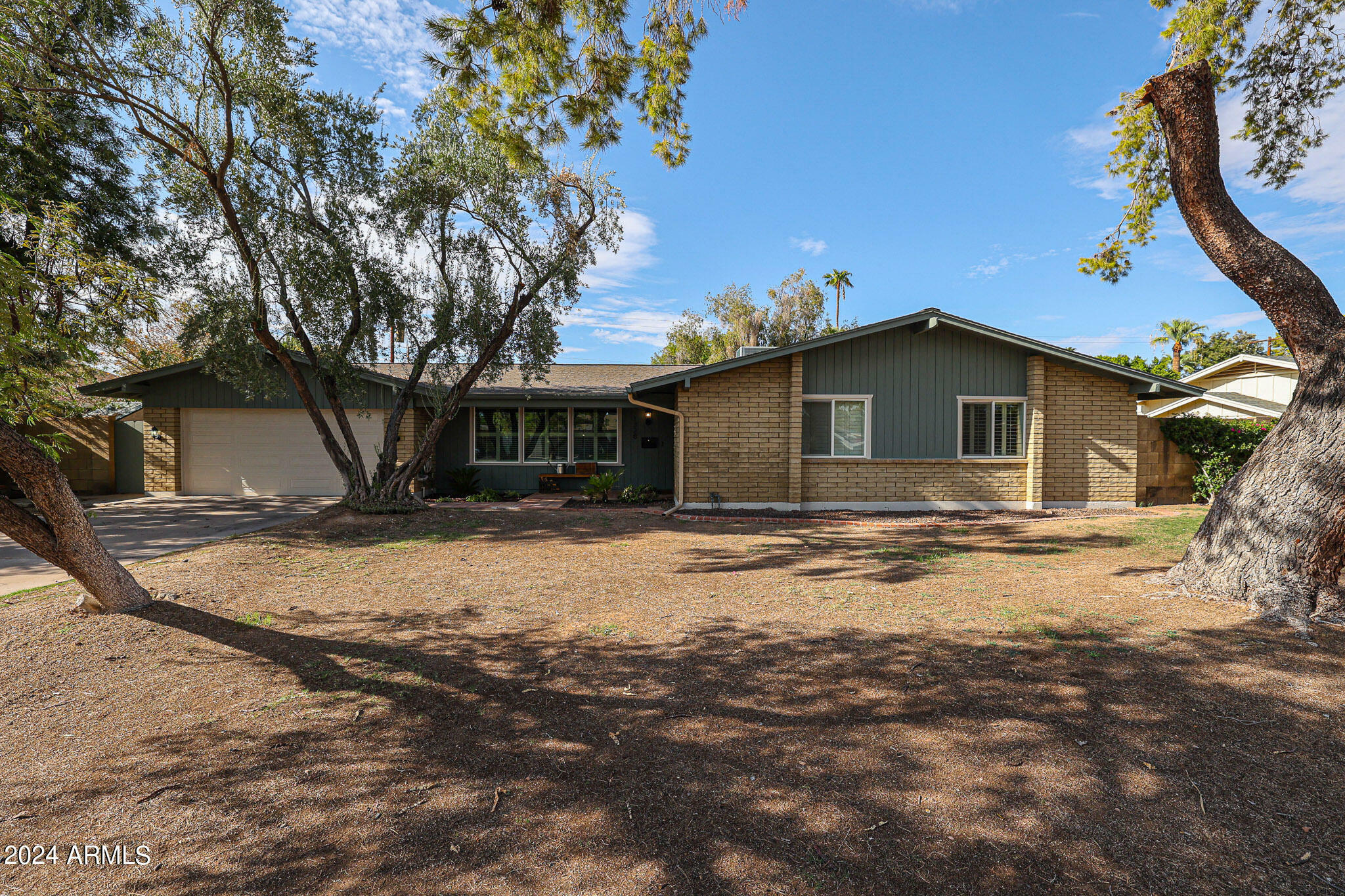 Property Photo:  1328 W Golden Lane  AZ 85021 