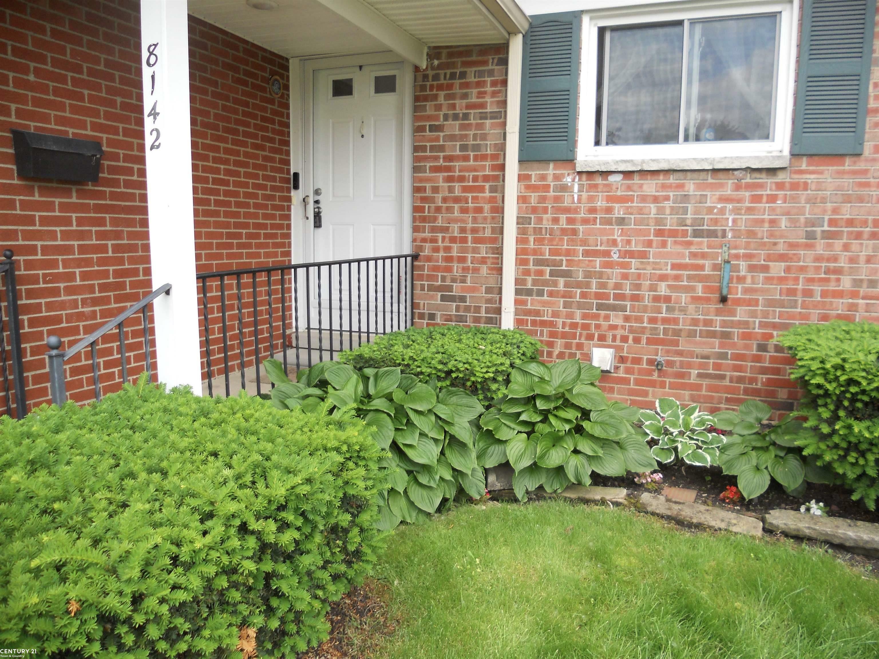 Property Photo:  8142 Farnum  MI 48093 