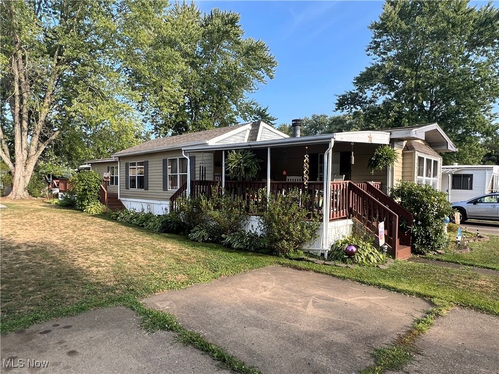 Property Photo: 212 Driftwood Drive SE OH 44663