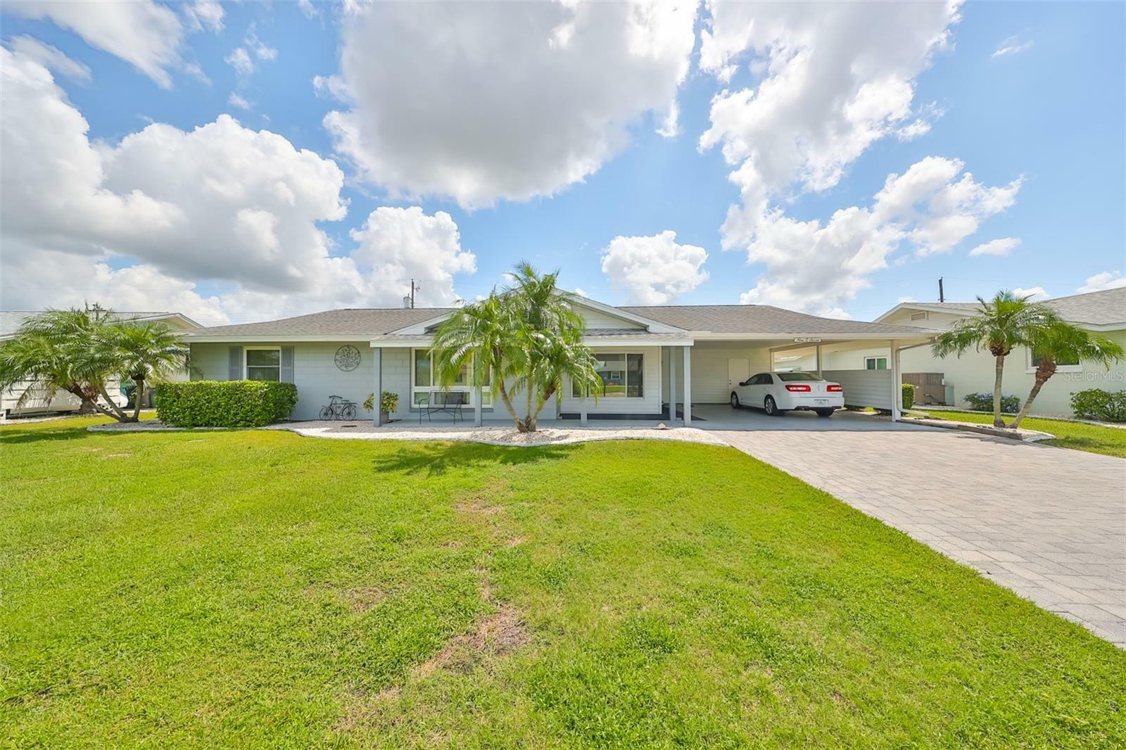 Property Photo:  907 Hacienda Drive  FL 33573 