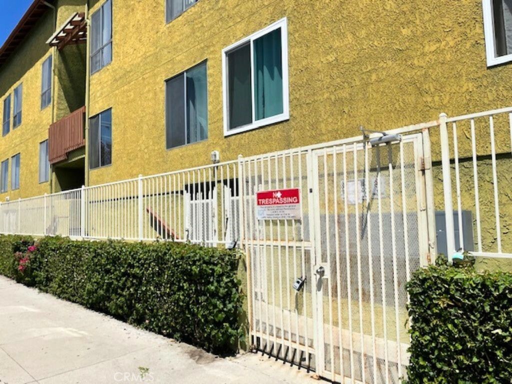 Property Photo:  6151 Reseda Boulevard 5  CA 91335 