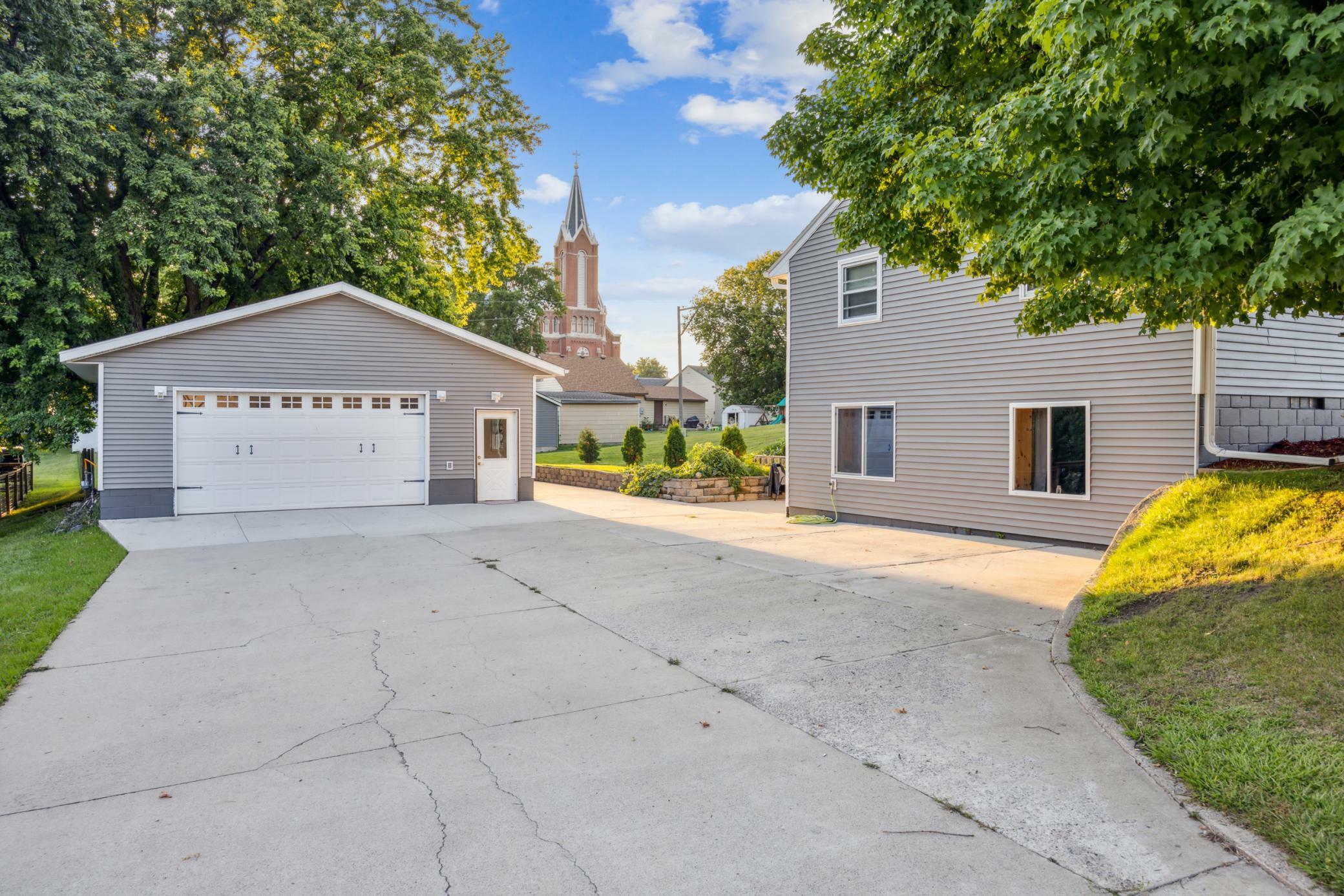 Property Photo:  221 Cedar Avenue S  MN 55389 