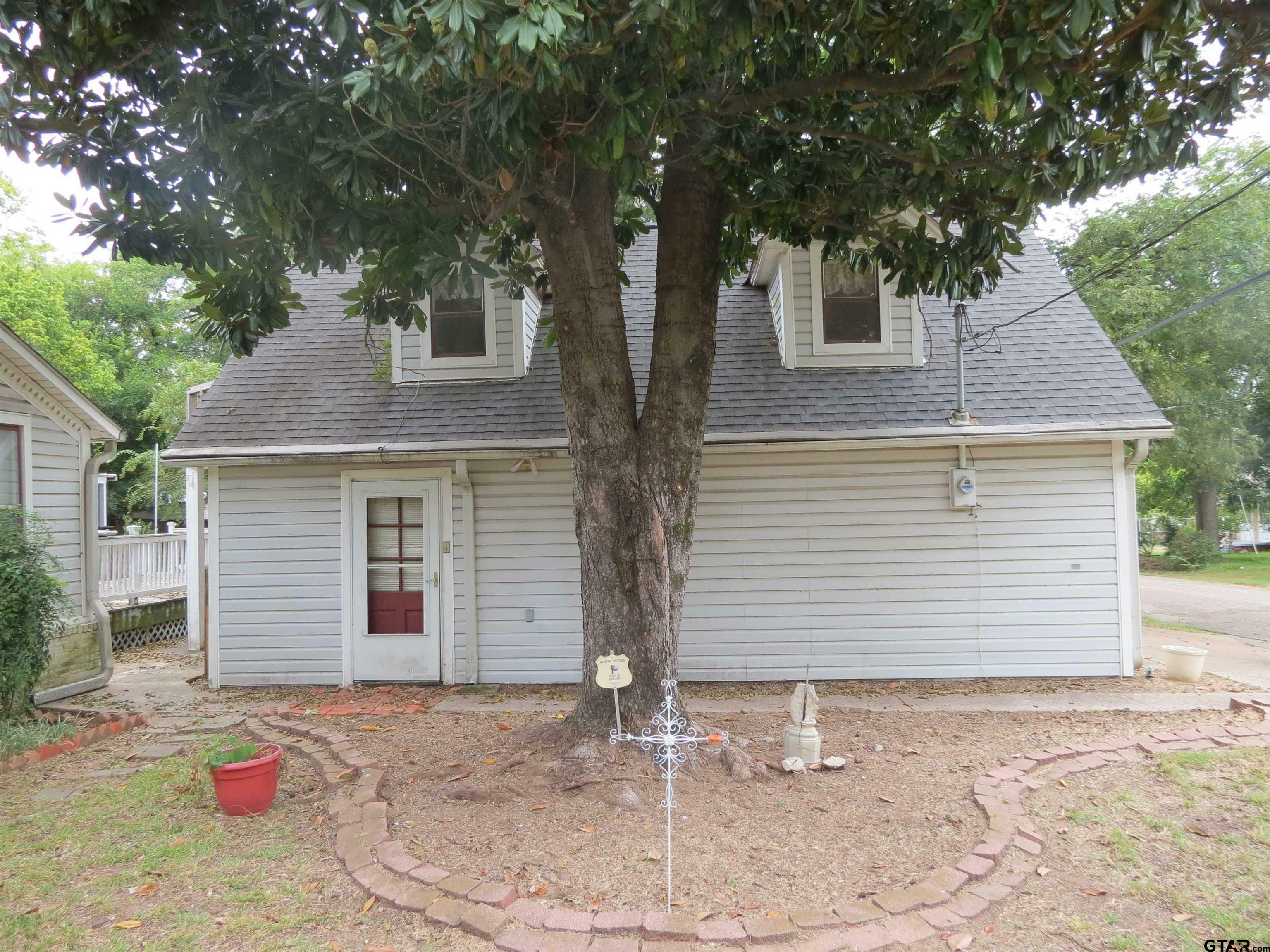 Property Photo:  504 N Newsome  TX 75773 