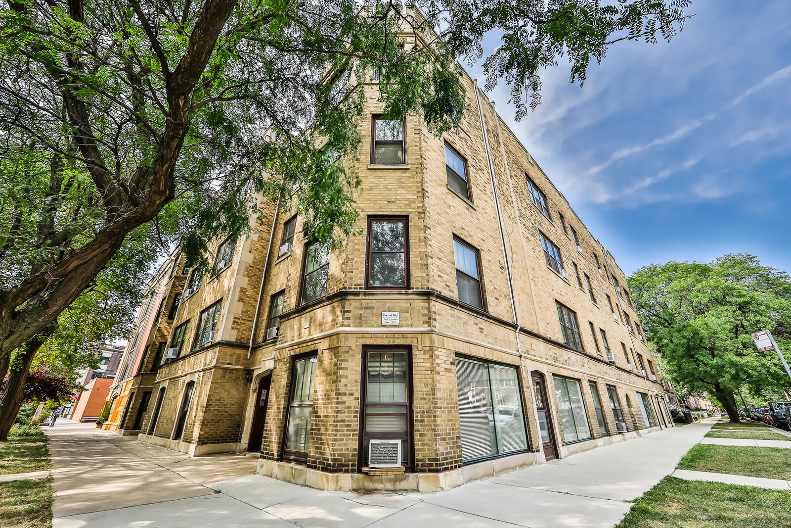 Property Photo:  1702 W Cornelia Avenue 2  IL 60657 