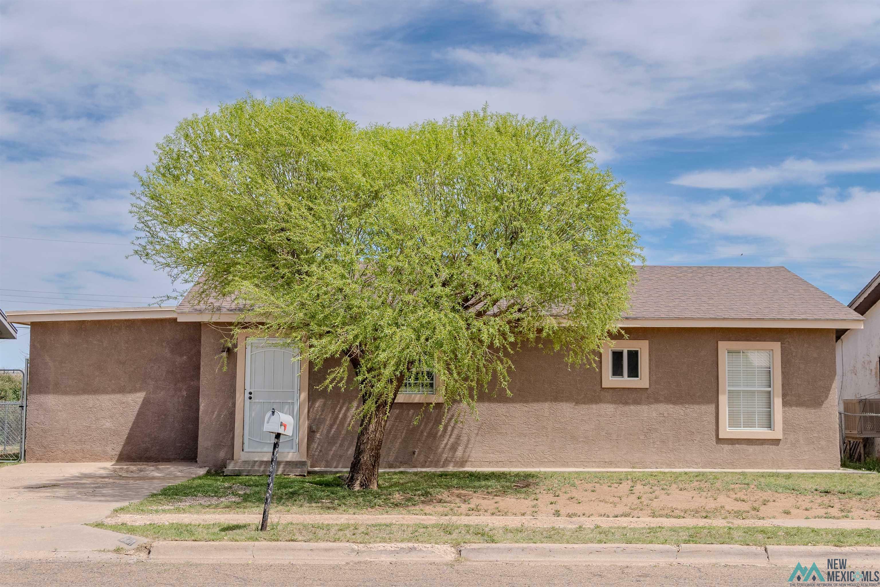 Property Photo:  917 Hondo Street  NM 88101 