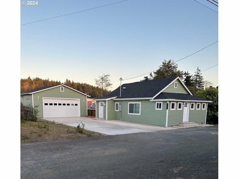 Property Photo: 2230 Pacific OR 97459
