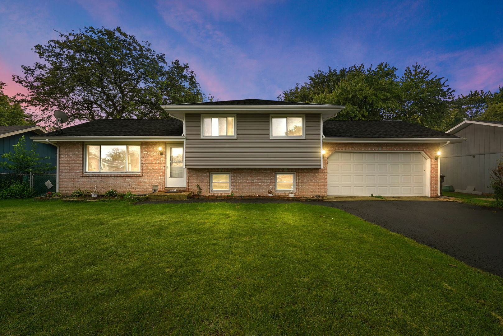 Property Photo:  28W581 Donald Avenue  IL 60185 