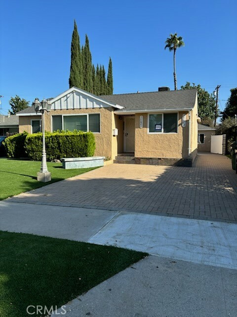 17621 Victory Boulevard  Lake Balboa CA 91406 photo