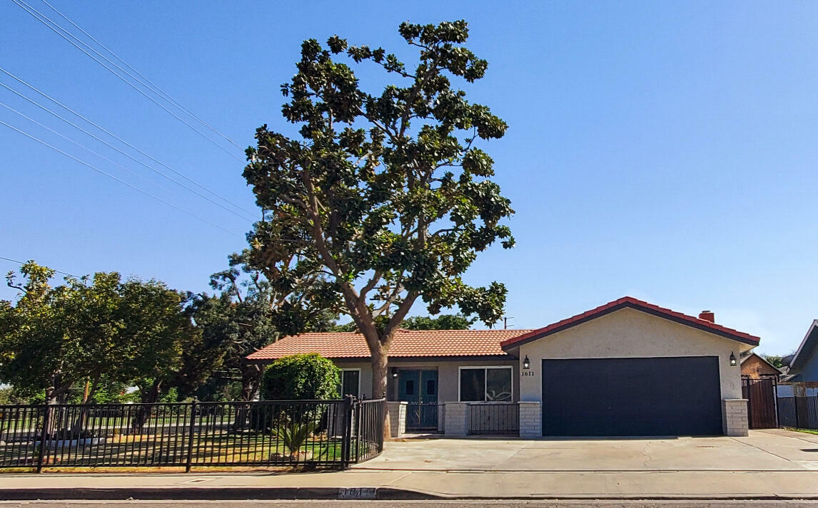 Property Photo:  1611 W Grand Avenue  CA 93257 