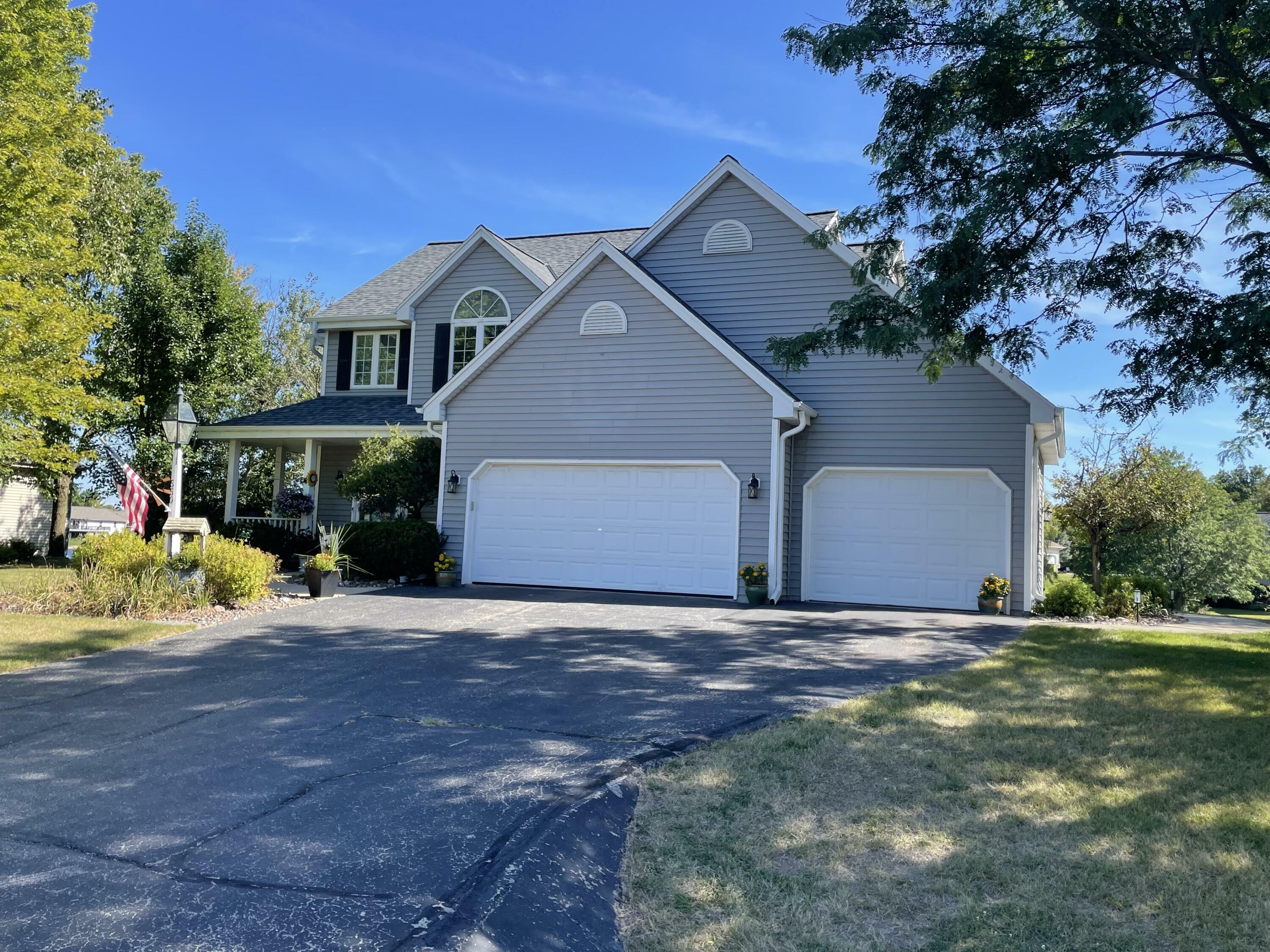 Property Photo:  550 W Red Pine Cir  WI 53118 