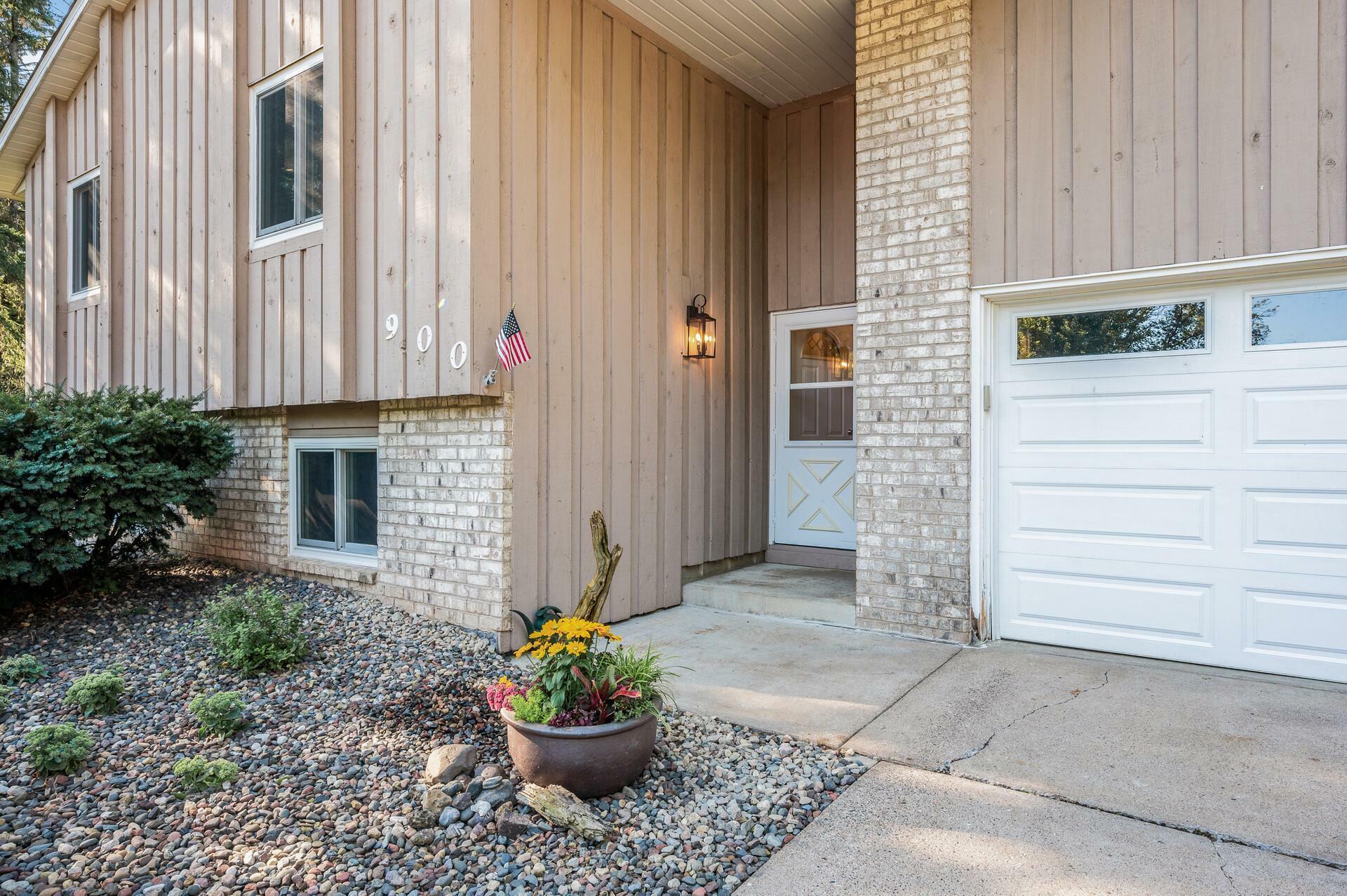 Property Photo:  900 Knollwood Court  MN 55082 