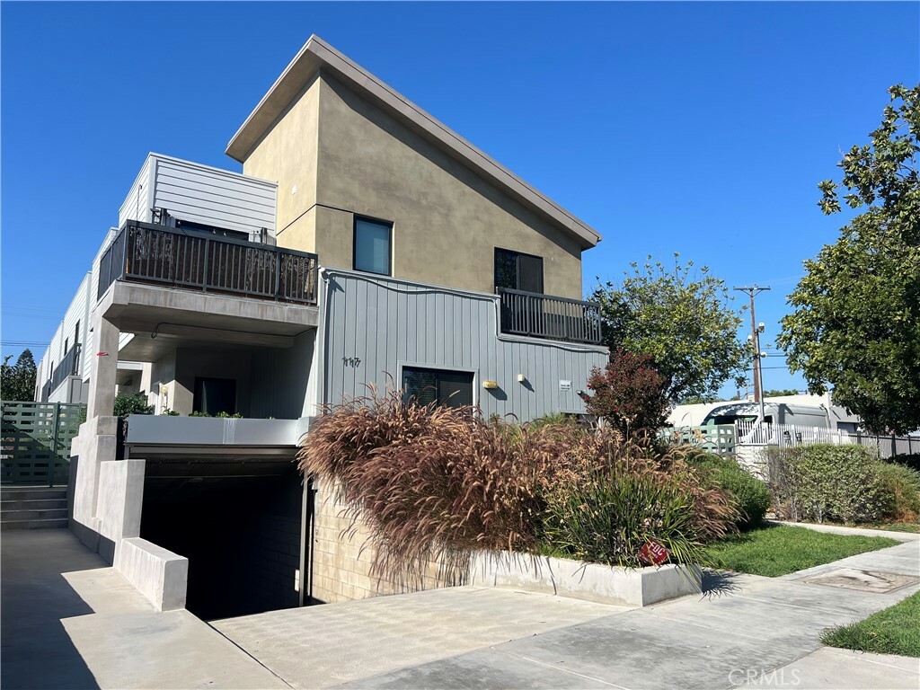 Property Photo: 117 W Chestnut Street 105 CA 91204
