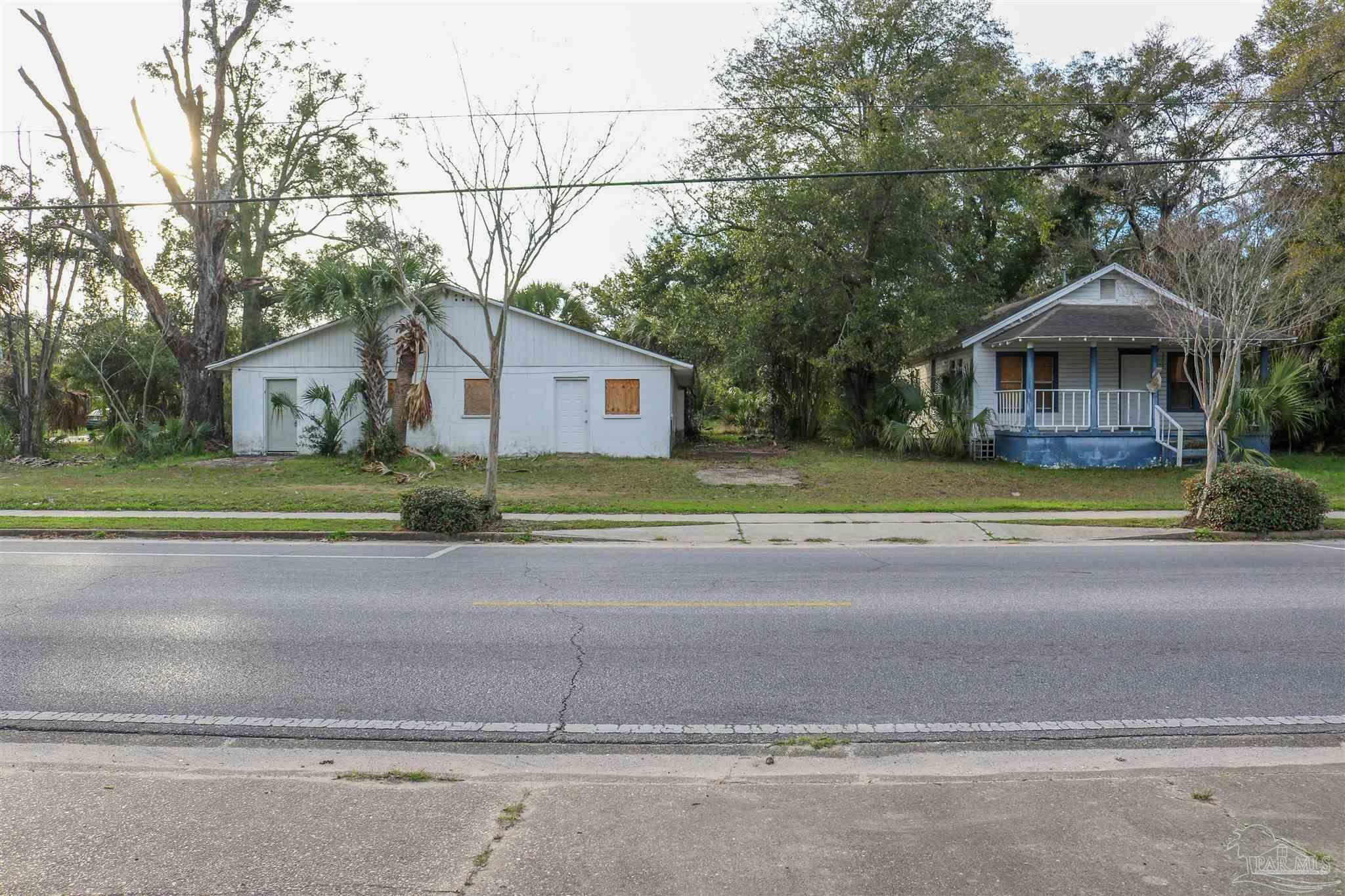 Property Photo:  2401 N E St  FL 32501 