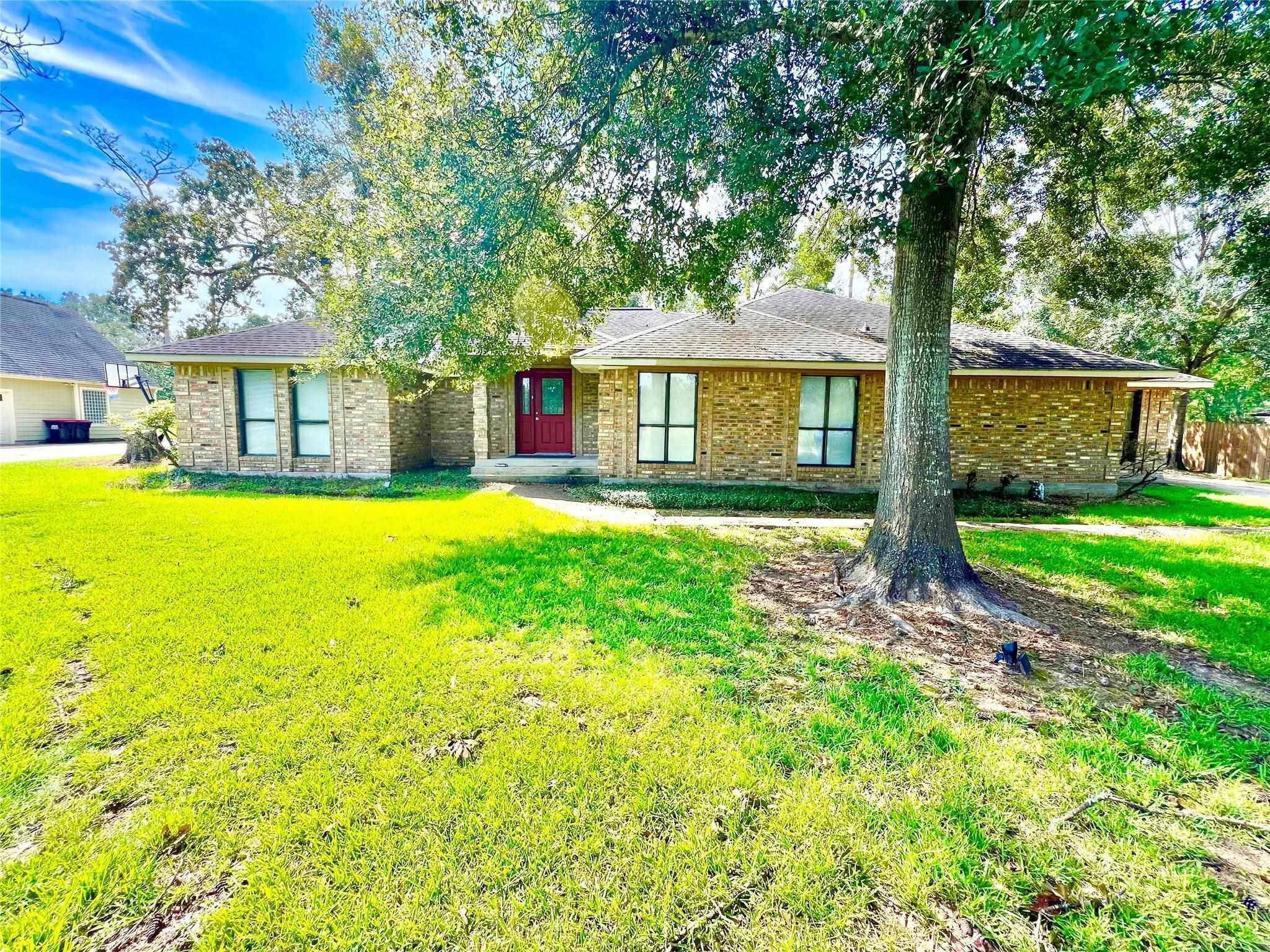 Property Photo:  427 W Pineshadows Dr  TX 77659 