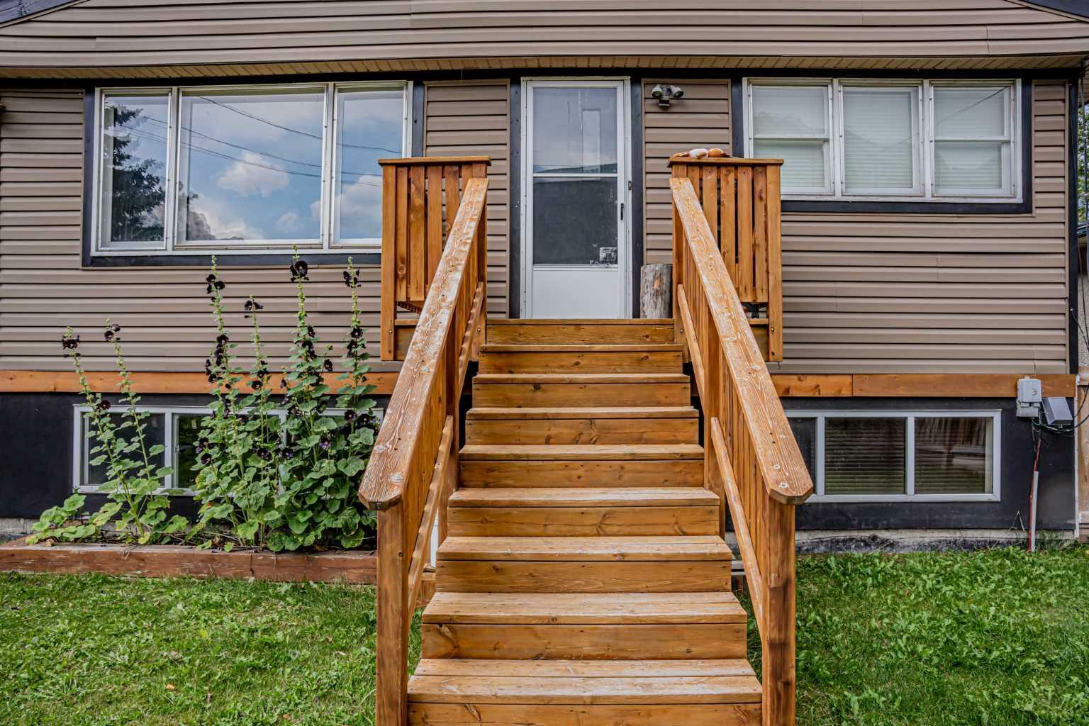 Property Photo:  1306 1st Avenue  AB T1W 1M4 