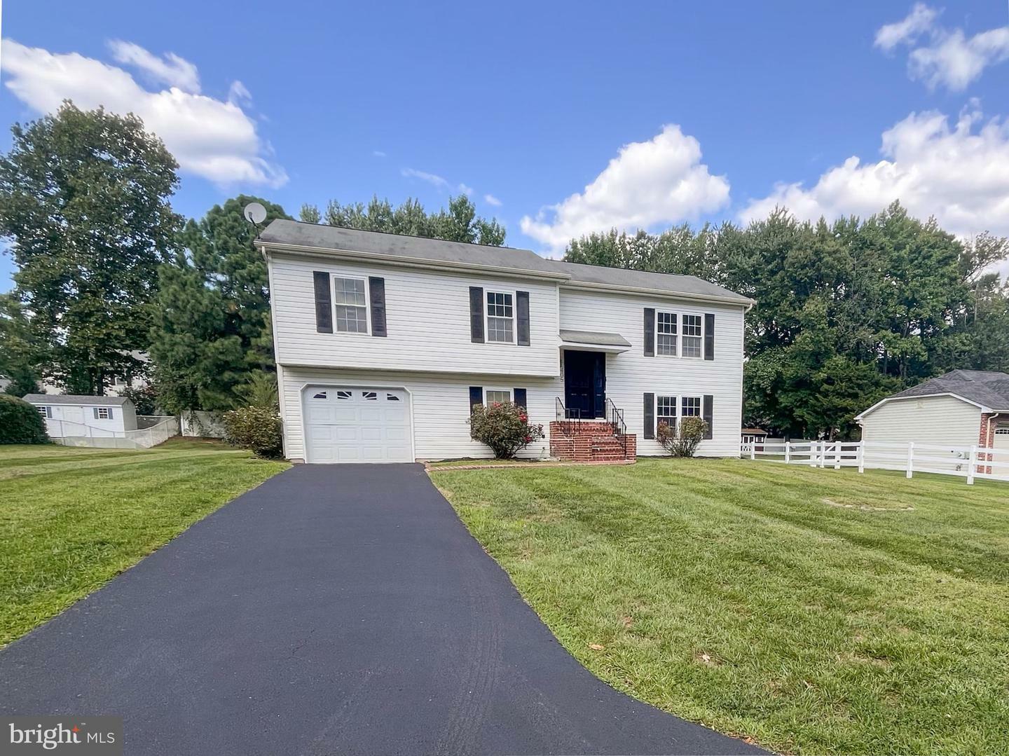 Property Photo: 405 Wooddale Avenue DE 19720