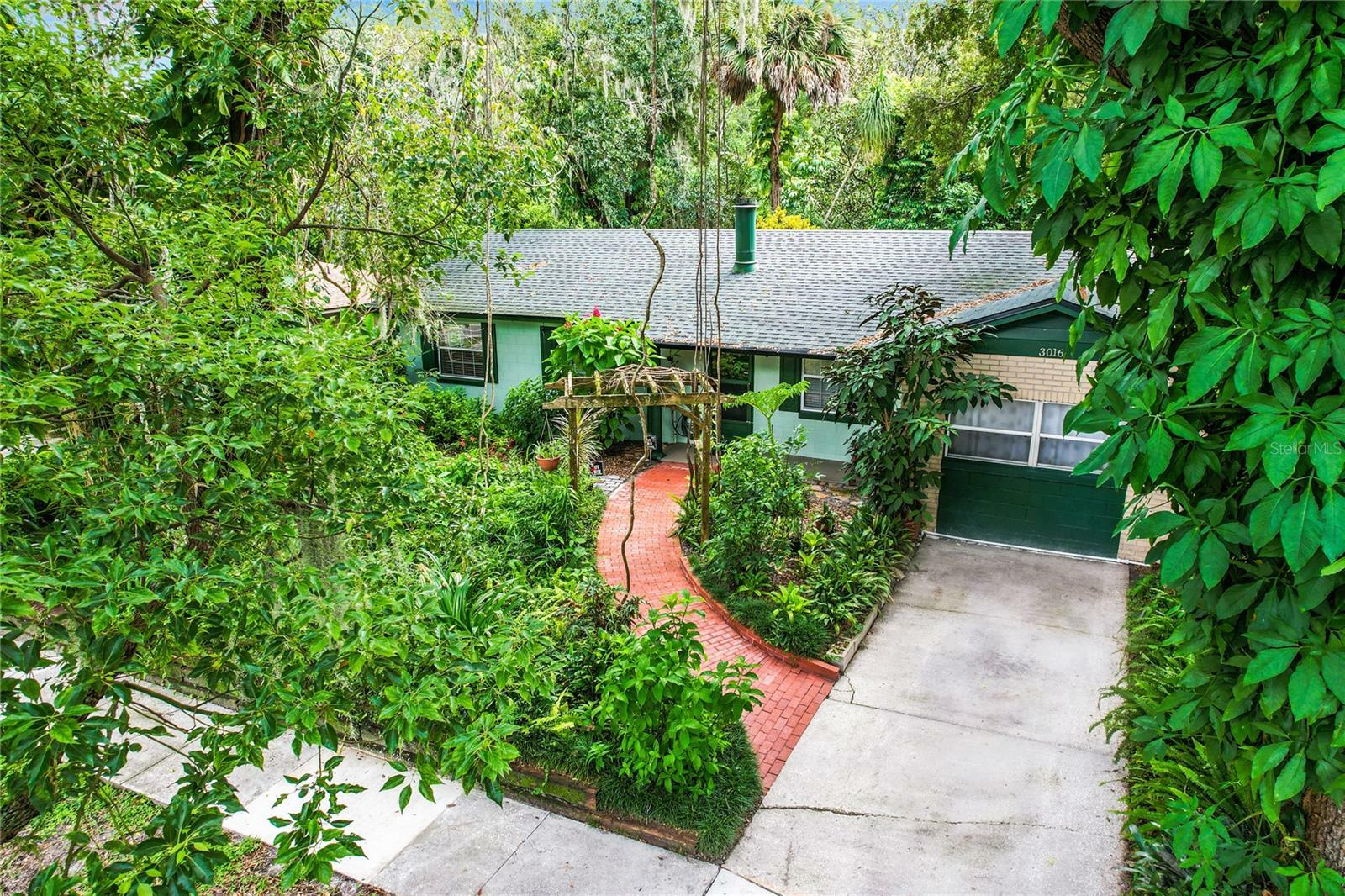 Property Photo:  3016 Riverside Park Road  FL 32810 