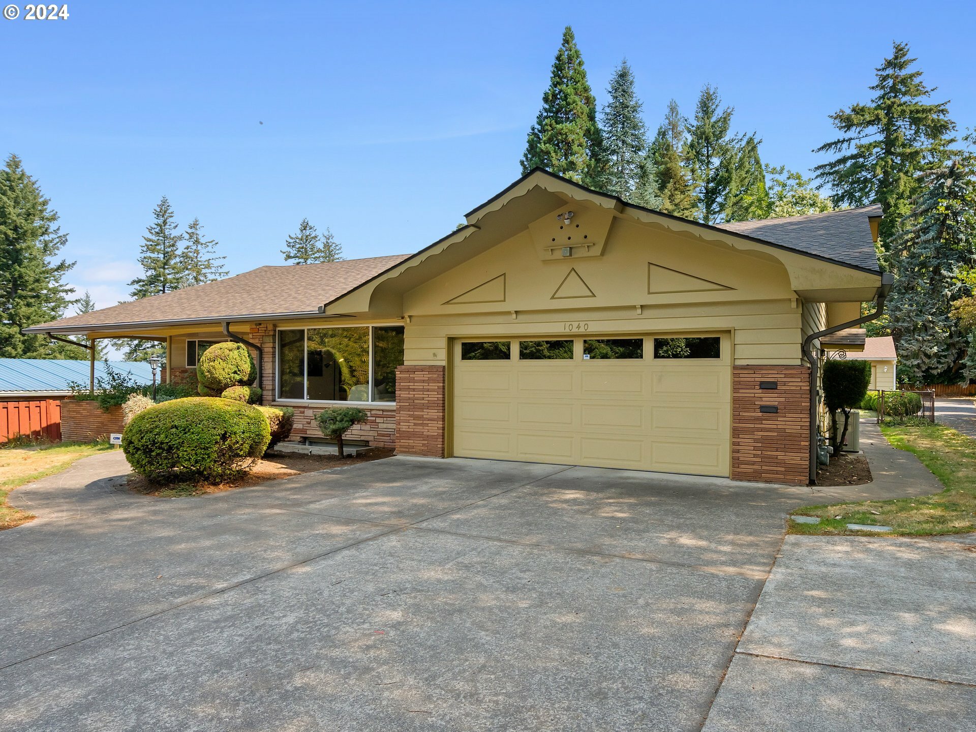 Property Photo:  1040 NE 148th Ave  OR 97230 