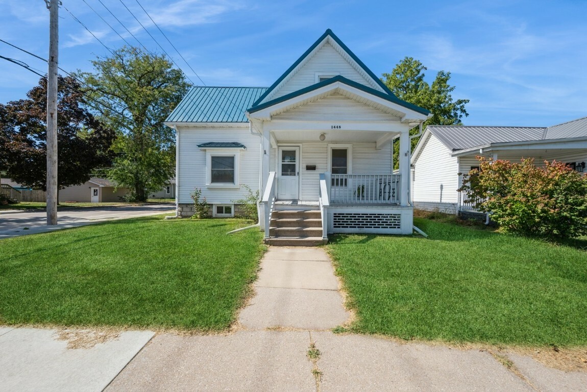 Property Photo:  1448 N St SW  IA 52404 