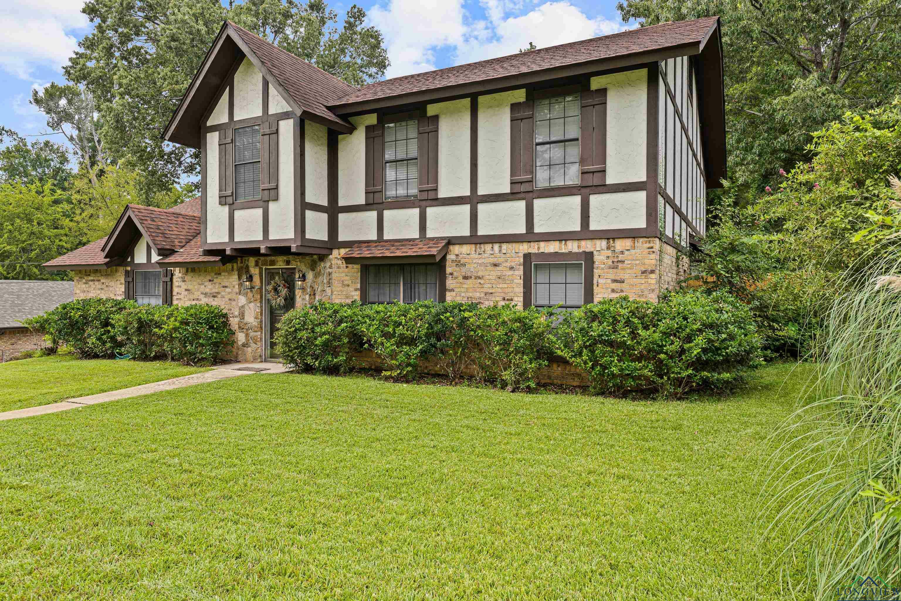 Property Photo:  1607 Willow Oak Drive  TX 75601 