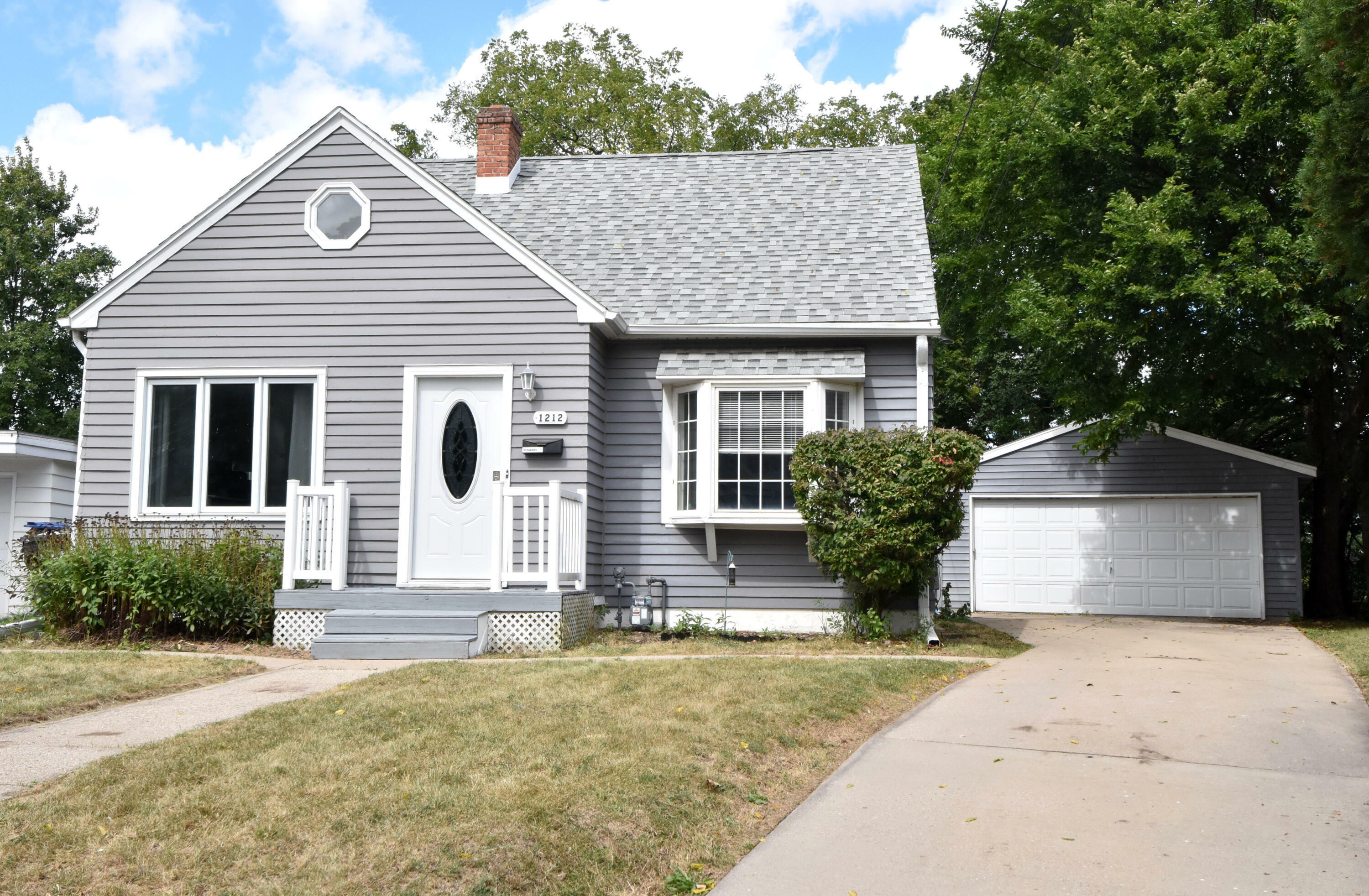 Property Photo:  1212 Buena Vista Ave  WI 53188 