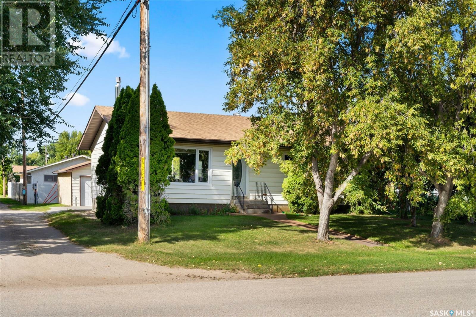 Property Photo:  102 5th Street  SK S0G 3Z0 